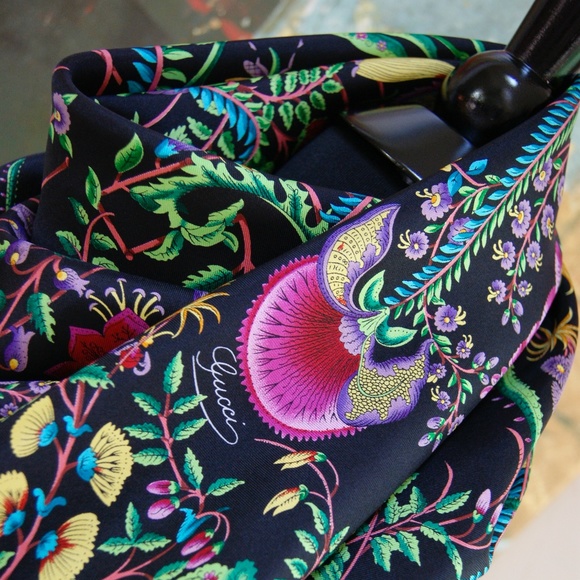 New Gucci Scarf Floral Black Green Multicolor Silk Wrap Gucci Gift Box - Picture 11 of 13